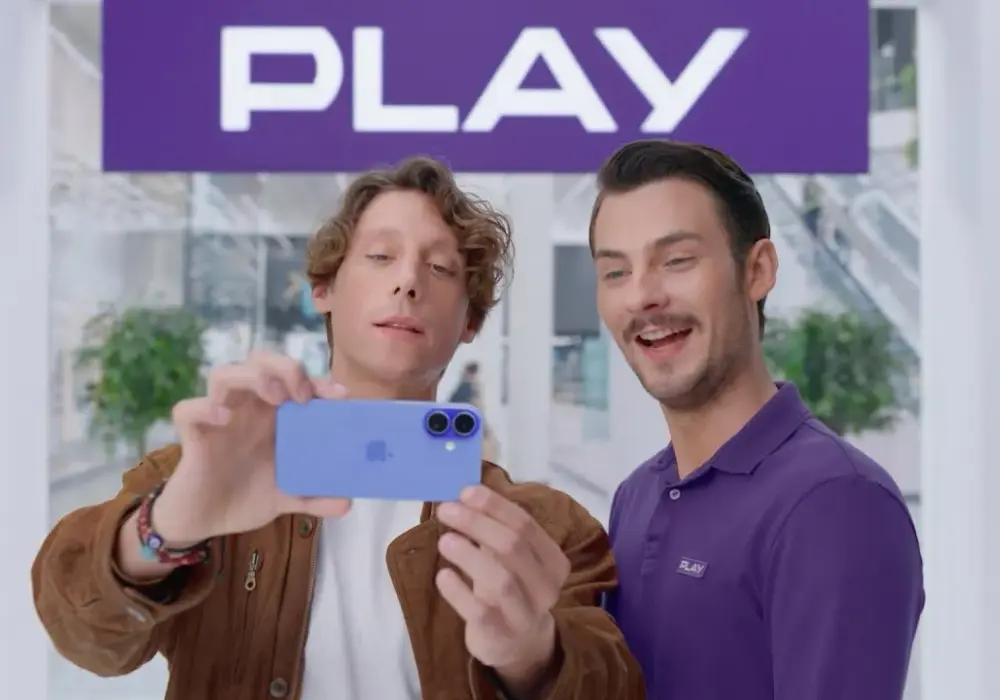 Kto śpiewa w najnowszej reklamie Play? Zobacz gwiazdę za smartfonami